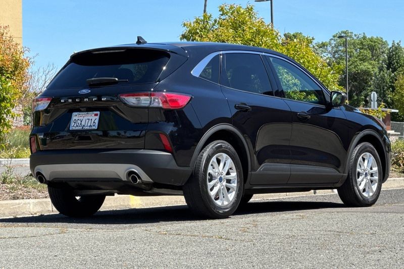 Ford Escape Vehicle Full-screen Gallery Image 03