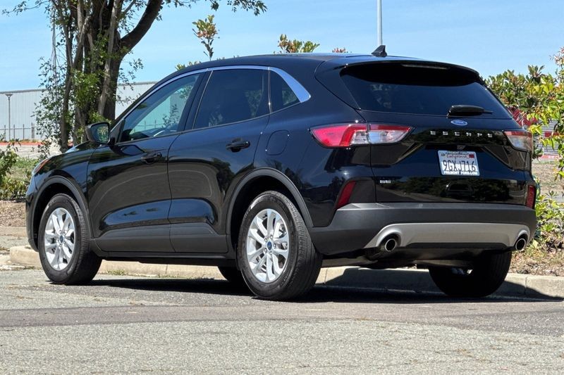 Ford Escape Vehicle Full-screen Gallery Image 05