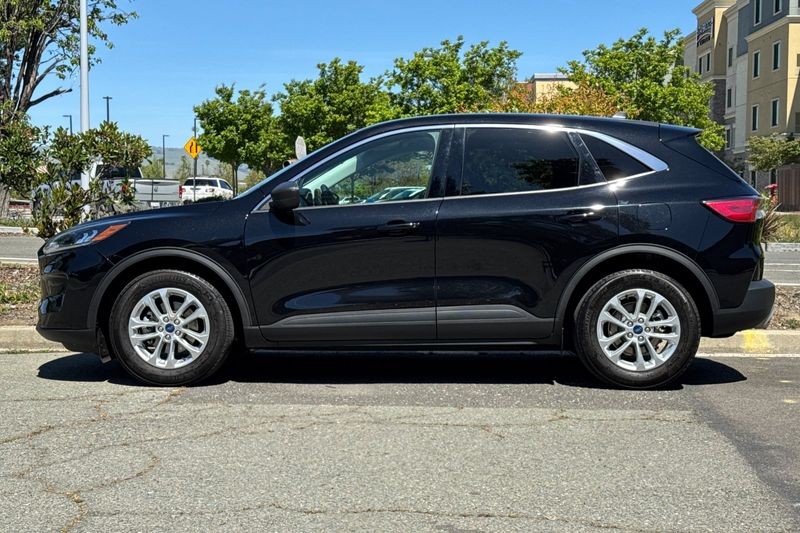 Ford Escape Vehicle Full-screen Gallery Image 06