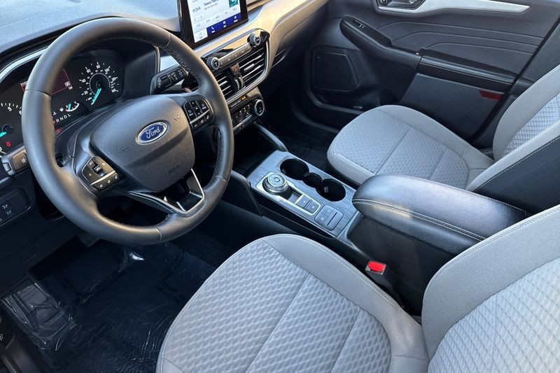 Ford Escape Vehicle Full-screen Gallery Image 09