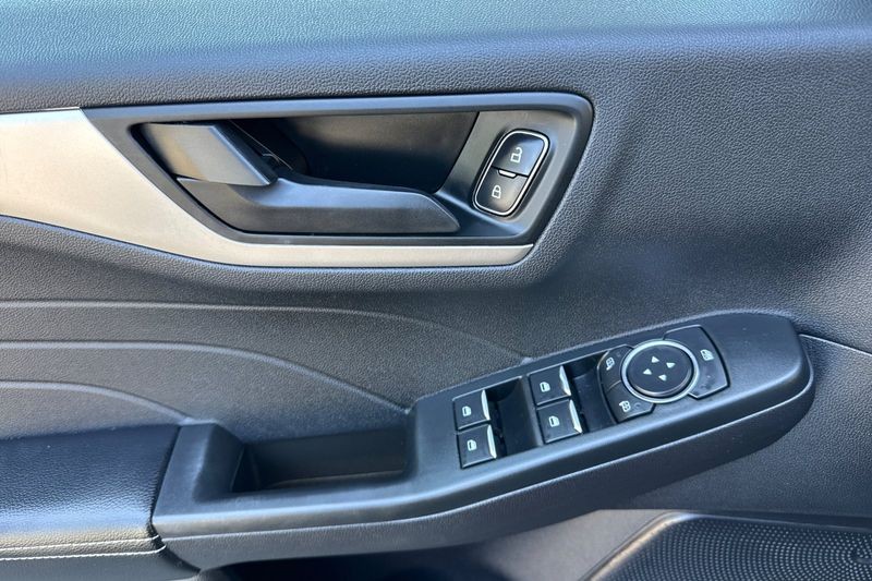 Ford Escape Vehicle Full-screen Gallery Image 10