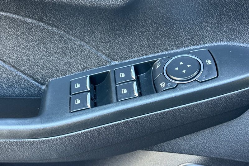 Ford Escape Vehicle Full-screen Gallery Image 11