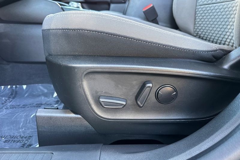 Ford Escape Vehicle Full-screen Gallery Image 12