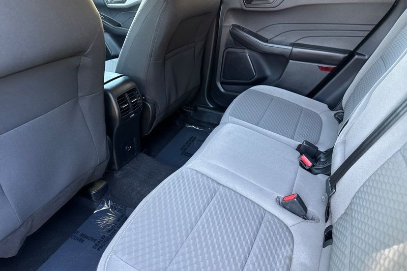 Ford Escape Vehicle Full-screen Gallery Image 13