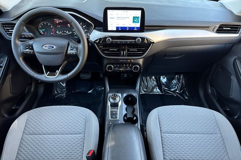 Ford Escape Vehicle Full-screen Gallery Image 14