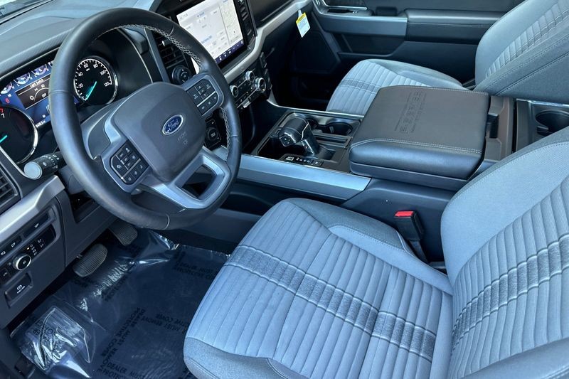 Ford F-150 Vehicle Full-screen Gallery Image 09