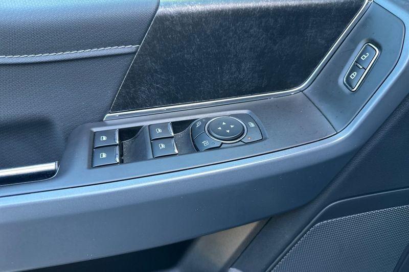 Ford F-150 Vehicle Full-screen Gallery Image 10