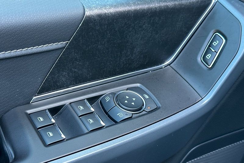 Ford F-150 Vehicle Full-screen Gallery Image 11