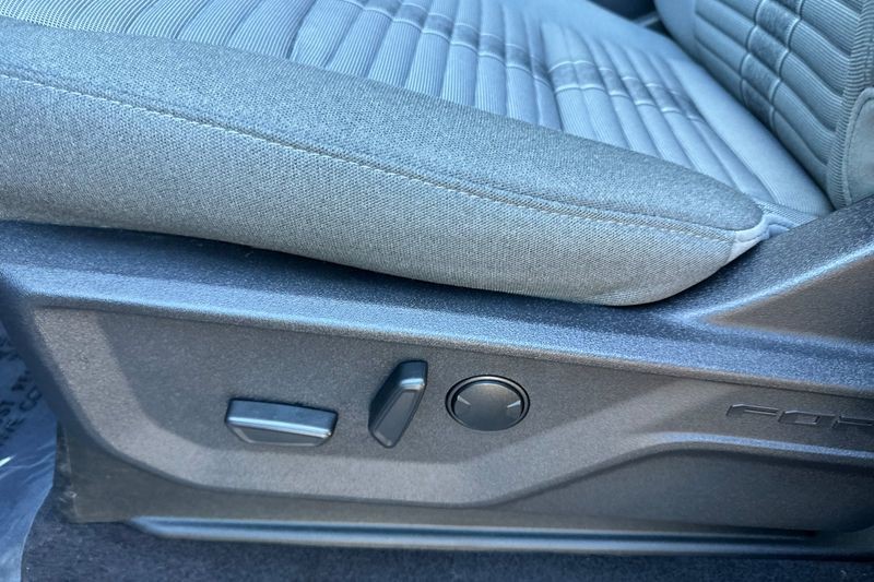 Ford F-150 Vehicle Full-screen Gallery Image 12