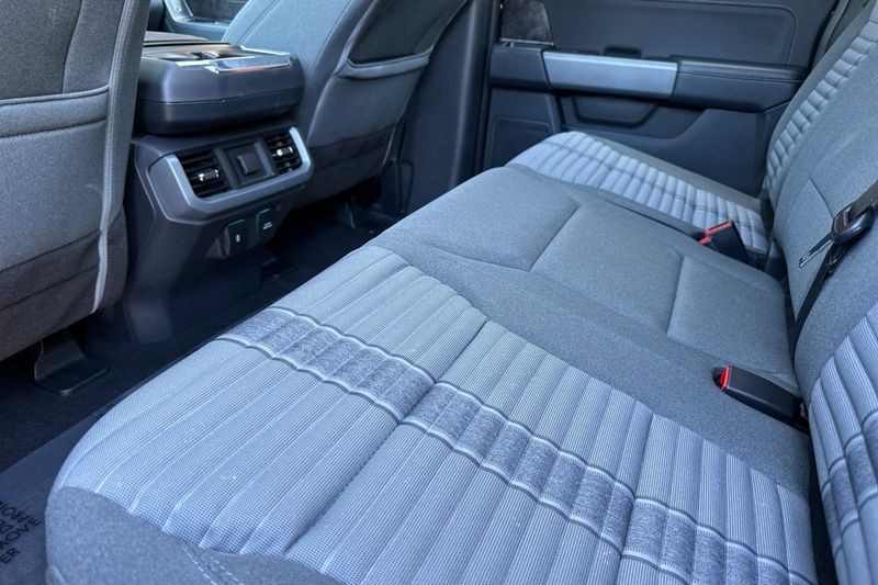 Ford F-150 Vehicle Full-screen Gallery Image 13