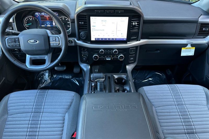 Ford F-150 Vehicle Full-screen Gallery Image 14