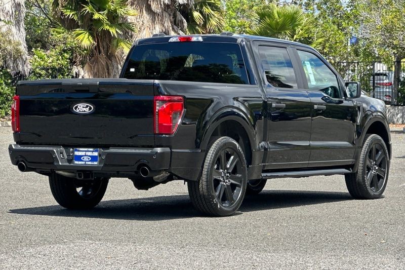 Ford F-150 Vehicle Full-screen Gallery Image 03