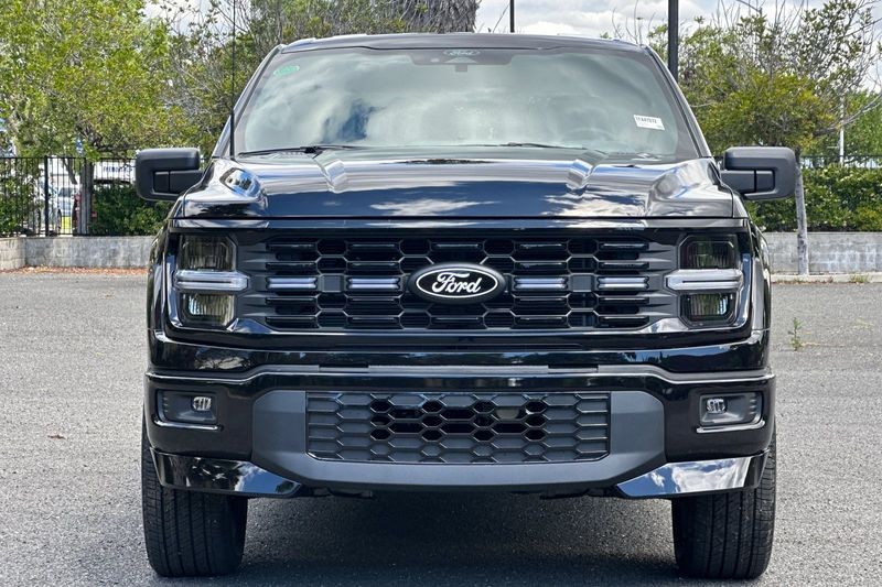 Ford F-150 Vehicle Full-screen Gallery Image 08