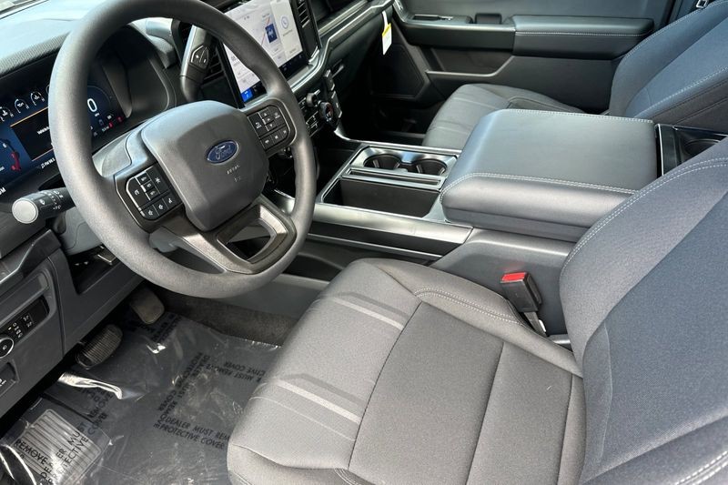 Ford F-150 Vehicle Full-screen Gallery Image 09