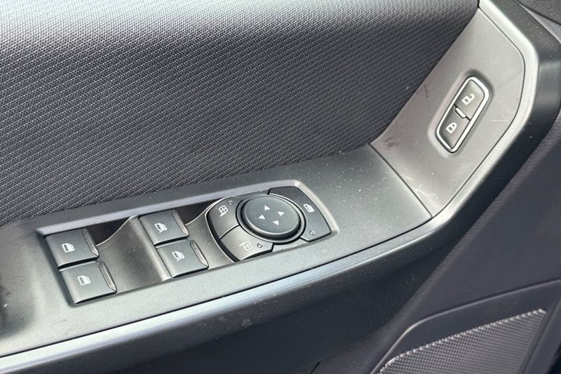 Ford F-150 Vehicle Full-screen Gallery Image 11