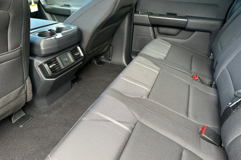 Ford F-150 Vehicle Full-screen Gallery Image 12