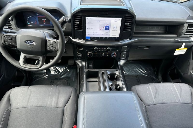 Ford F-150 Vehicle Full-screen Gallery Image 14