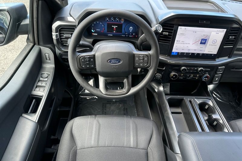Ford F-150 Vehicle Full-screen Gallery Image 15