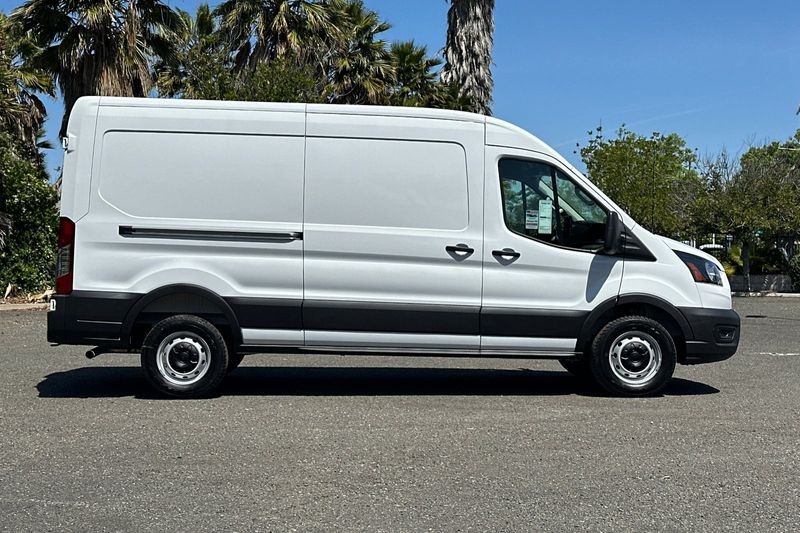 Ford Transit-250 Vehicle Full-screen Gallery Image 02