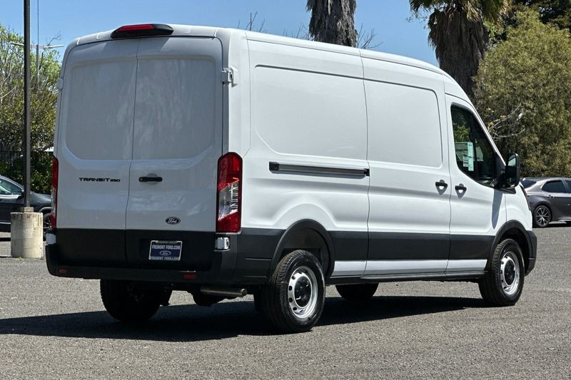 Ford Transit-250 Vehicle Full-screen Gallery Image 03