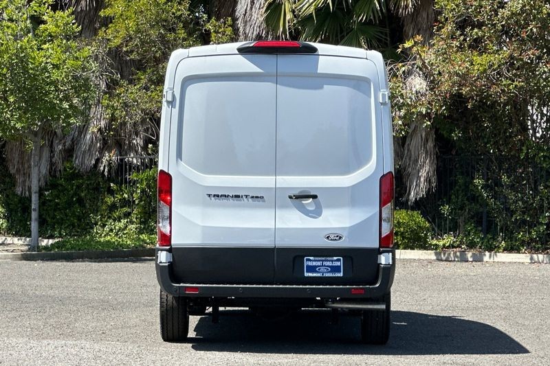 Ford Transit-250 Vehicle Full-screen Gallery Image 04