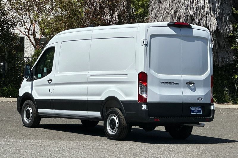 Ford Transit-250 Vehicle Full-screen Gallery Image 05
