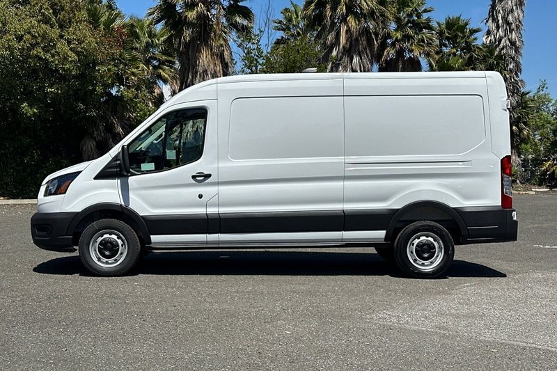 Ford Transit-250 Vehicle Full-screen Gallery Image 06