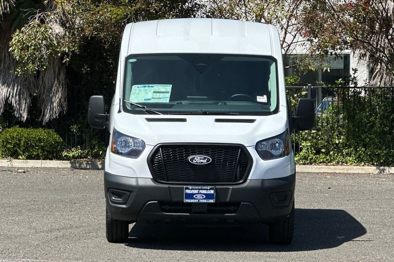 Ford Transit-250 Vehicle Full-screen Gallery Image 08