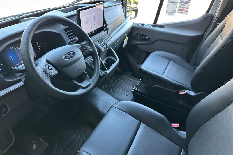 Ford Transit-250 Vehicle Full-screen Gallery Image 09