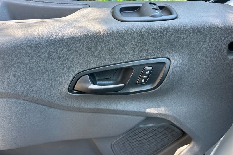 Ford Transit-250 Vehicle Full-screen Gallery Image 10