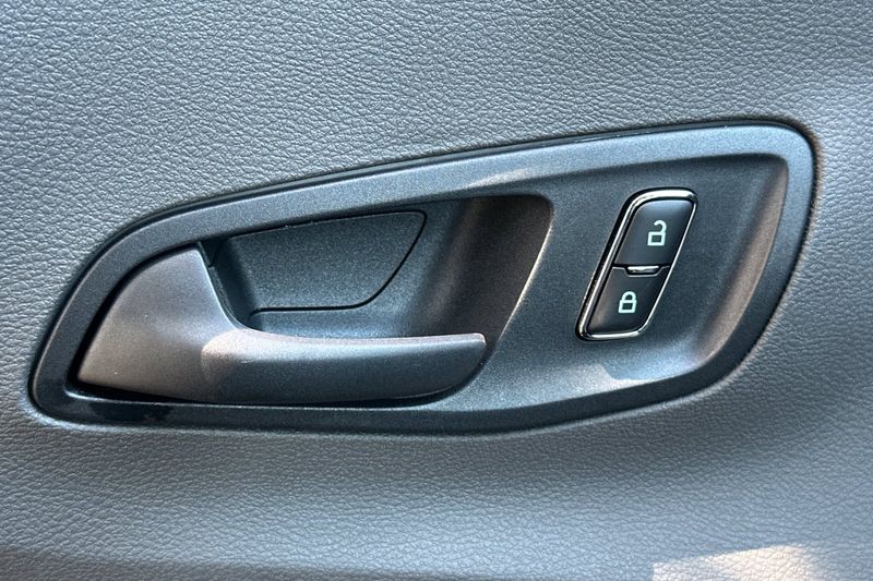 Ford Transit-250 Vehicle Full-screen Gallery Image 11