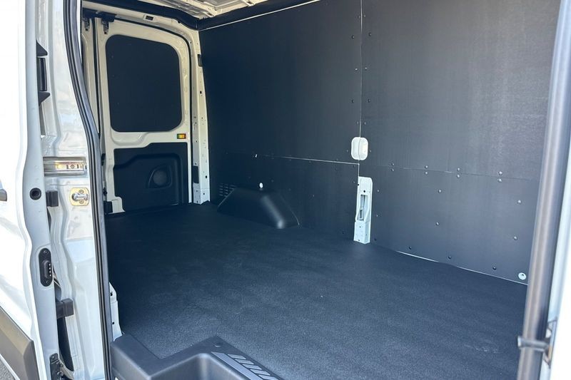 Ford Transit-250 Vehicle Full-screen Gallery Image 12