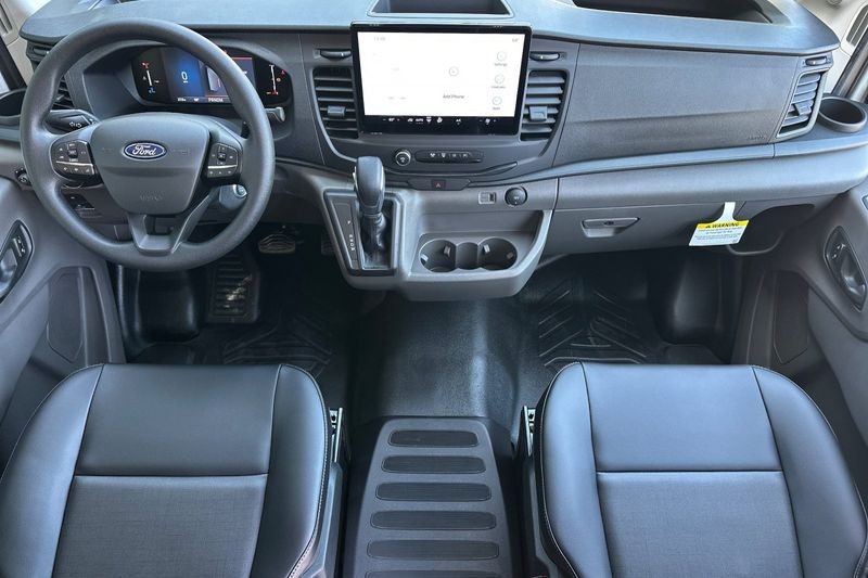 Ford Transit-250 Vehicle Full-screen Gallery Image 13