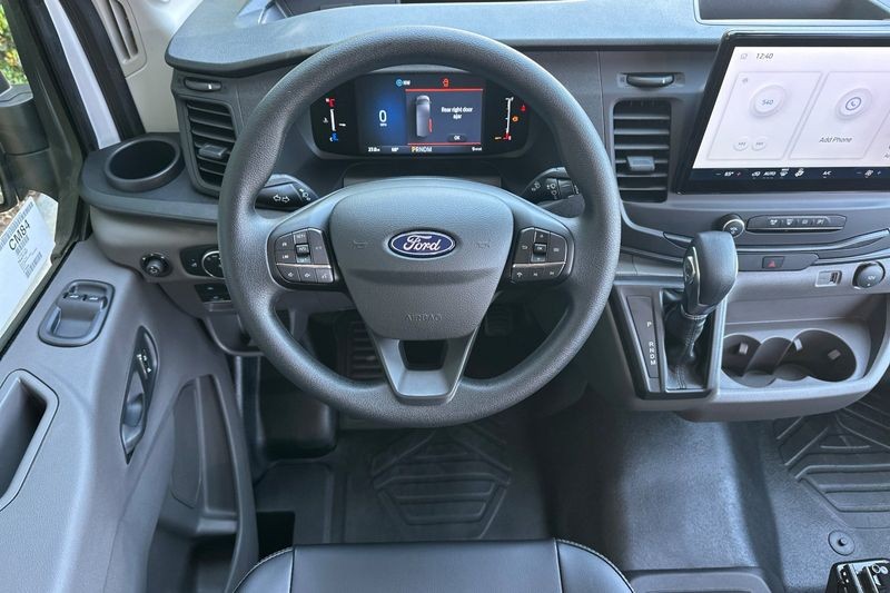 Ford Transit-250 Vehicle Full-screen Gallery Image 14