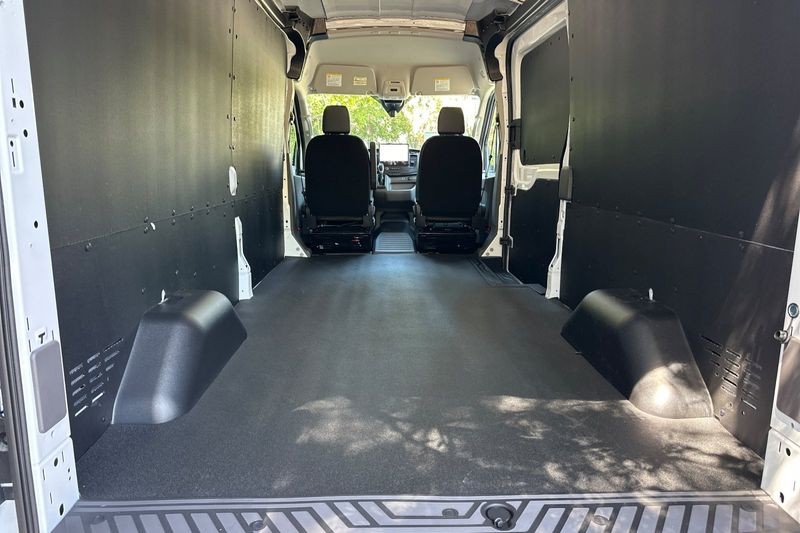 Ford Transit-250 Vehicle Full-screen Gallery Image 15