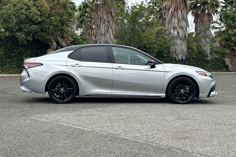 Toyota Camry Vehicle Full-screen Gallery Image 02