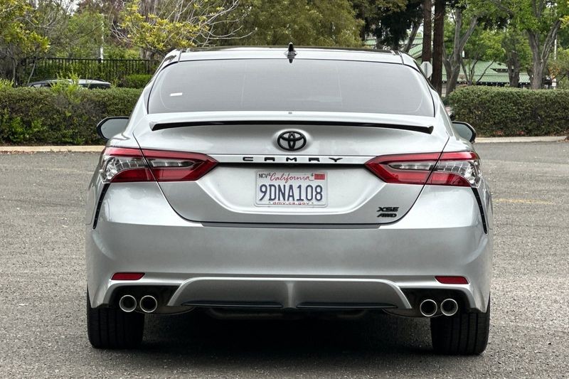 Toyota Camry Vehicle Full-screen Gallery Image 04