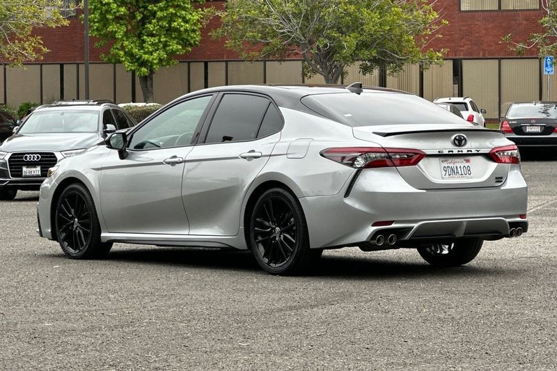 Toyota Camry Vehicle Full-screen Gallery Image 05