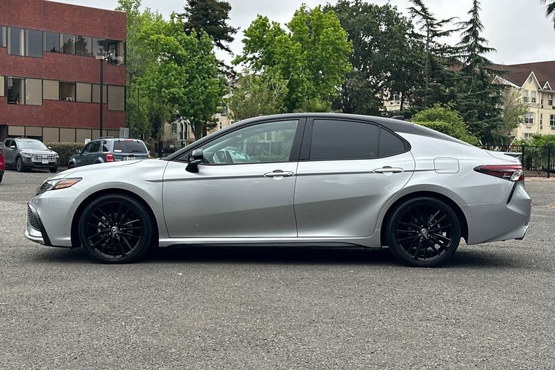 Toyota Camry Vehicle Full-screen Gallery Image 06