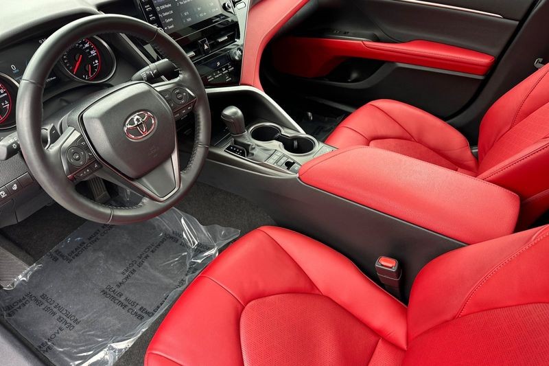 Toyota Camry Vehicle Full-screen Gallery Image 09
