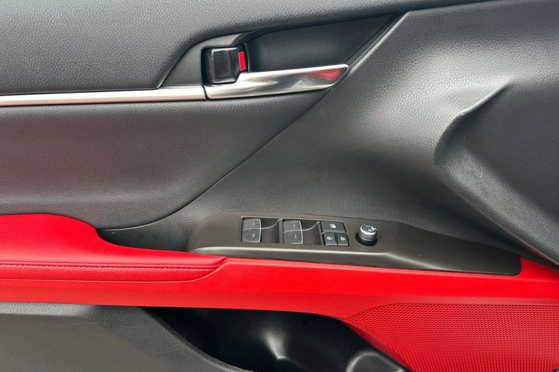 Toyota Camry Vehicle Full-screen Gallery Image 10