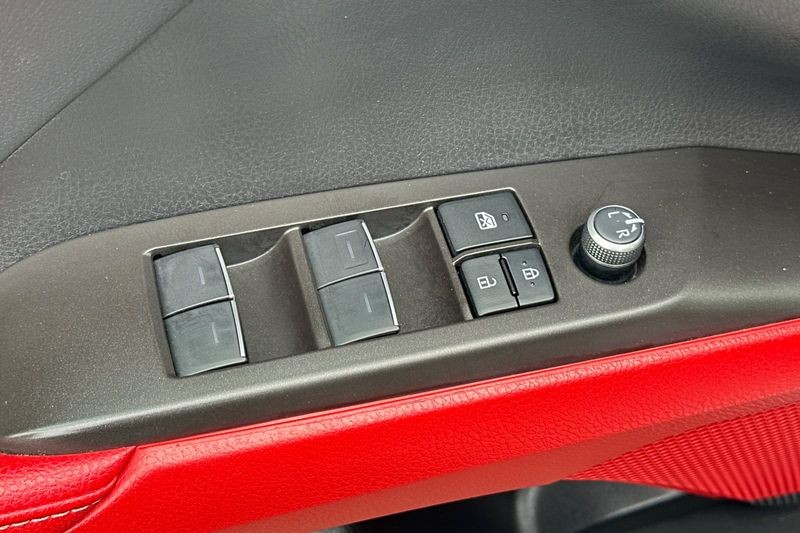 Toyota Camry Vehicle Full-screen Gallery Image 11