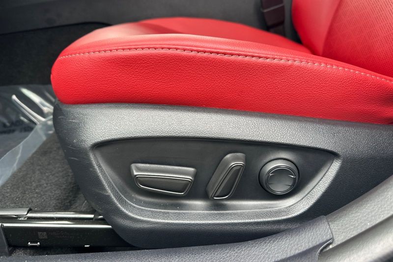 Toyota Camry Vehicle Full-screen Gallery Image 12