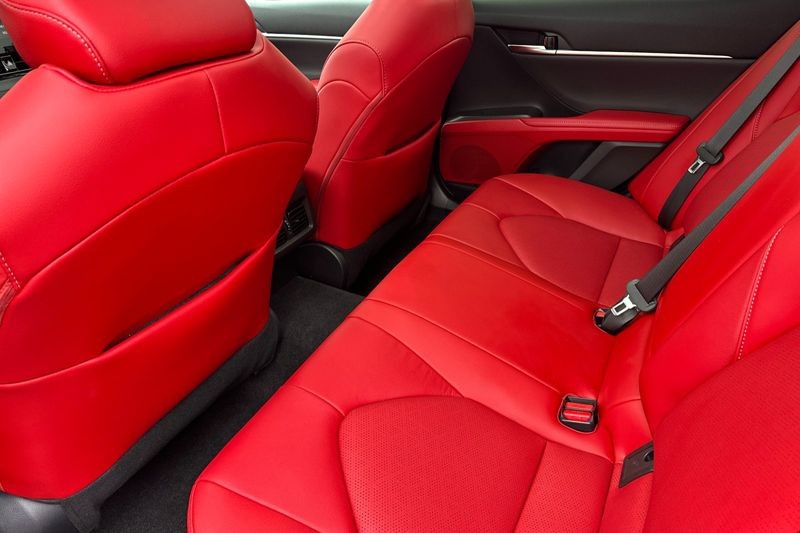 Toyota Camry Vehicle Full-screen Gallery Image 13