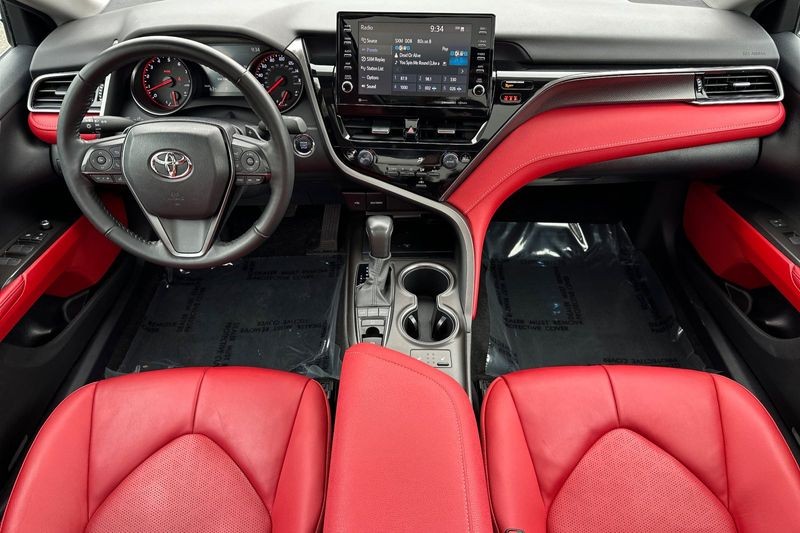 Toyota Camry Vehicle Full-screen Gallery Image 14