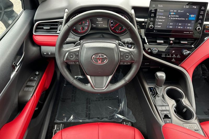 Toyota Camry Vehicle Full-screen Gallery Image 15