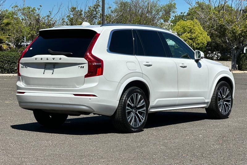 Volvo XC90 Vehicle Full-screen Gallery Image 03