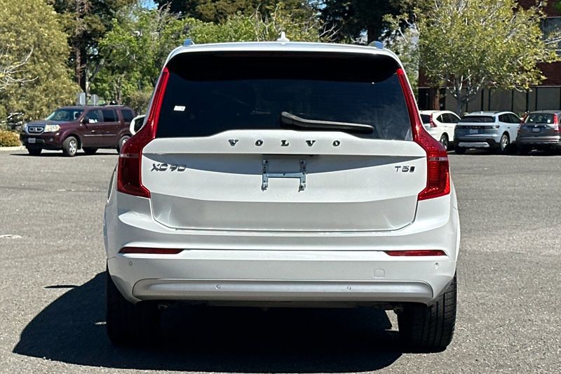 Volvo XC90 Vehicle Full-screen Gallery Image 04