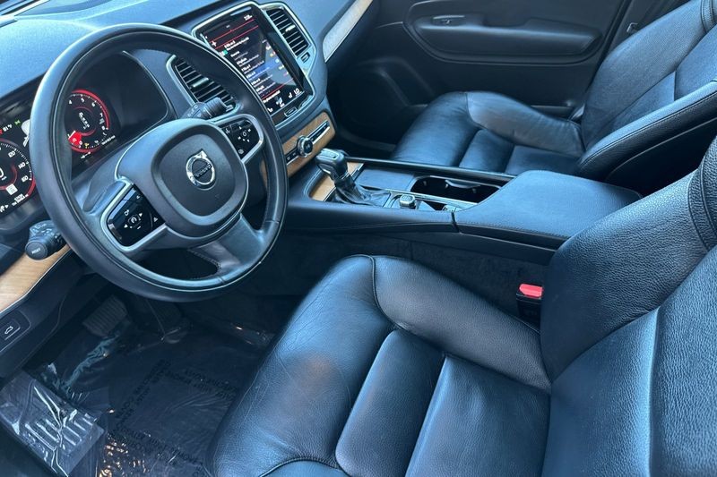 Volvo XC90 Vehicle Full-screen Gallery Image 08