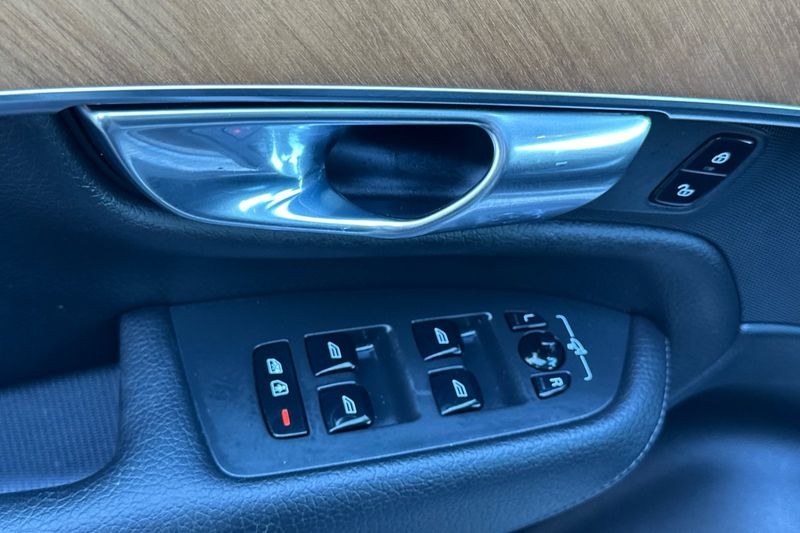 Volvo XC90 Vehicle Full-screen Gallery Image 10